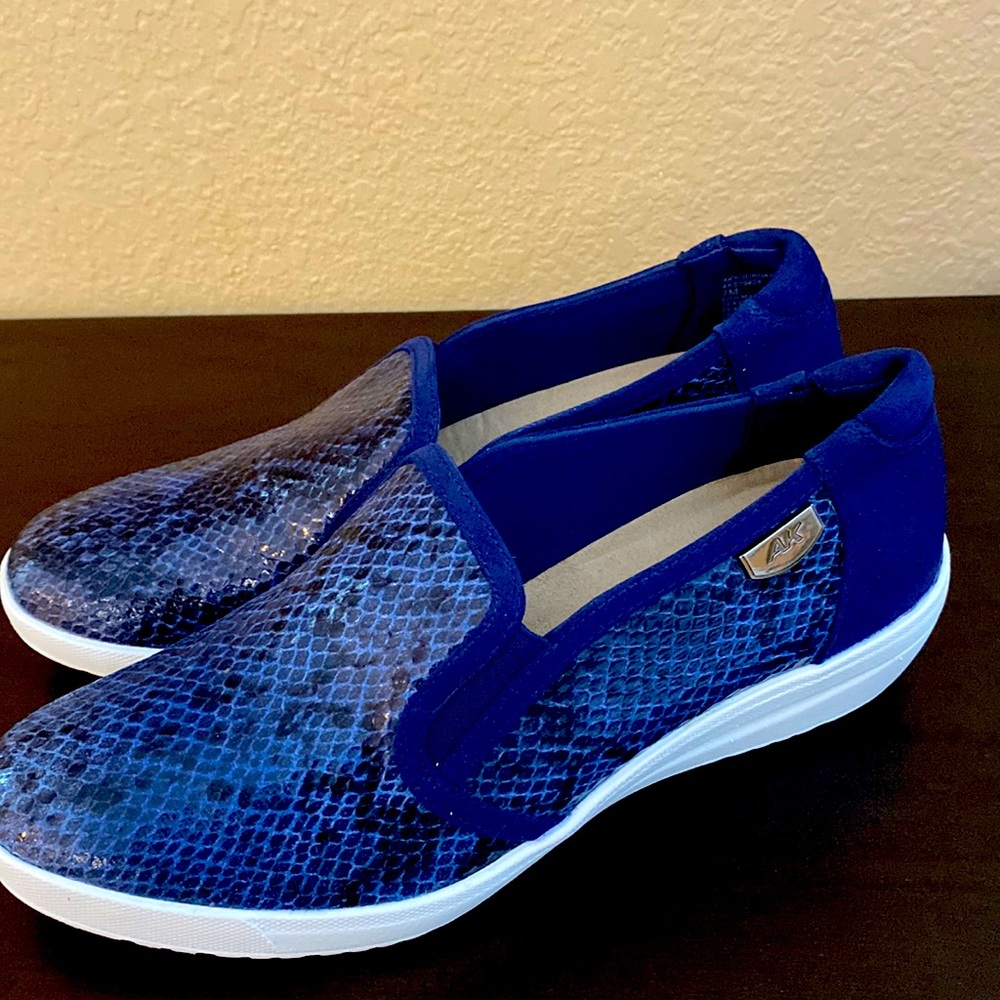 Anne Klein Leather Coated Crocodile Printed Low Wedge Heel Size 7